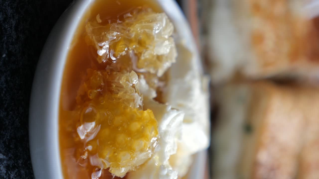 크림과 함께 벌집의 근접