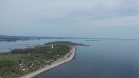 Luftaufnahme-Des-Leuchtturms-Jomfruland-Es-Ist-Ein-Küstenleuchtturm-Auf-Der-Insel-Jomfruland-In-Kragerø,-Norwegen