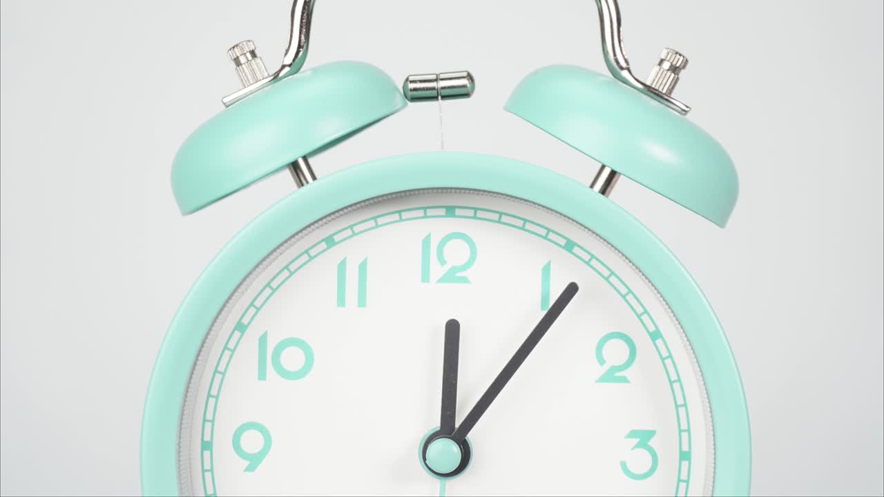 파란 알람 시계는 시간을 알려줍니다.