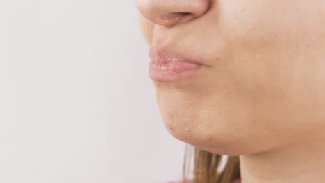 retrato en primer plano de una mujer comiendo pera. come fruta.