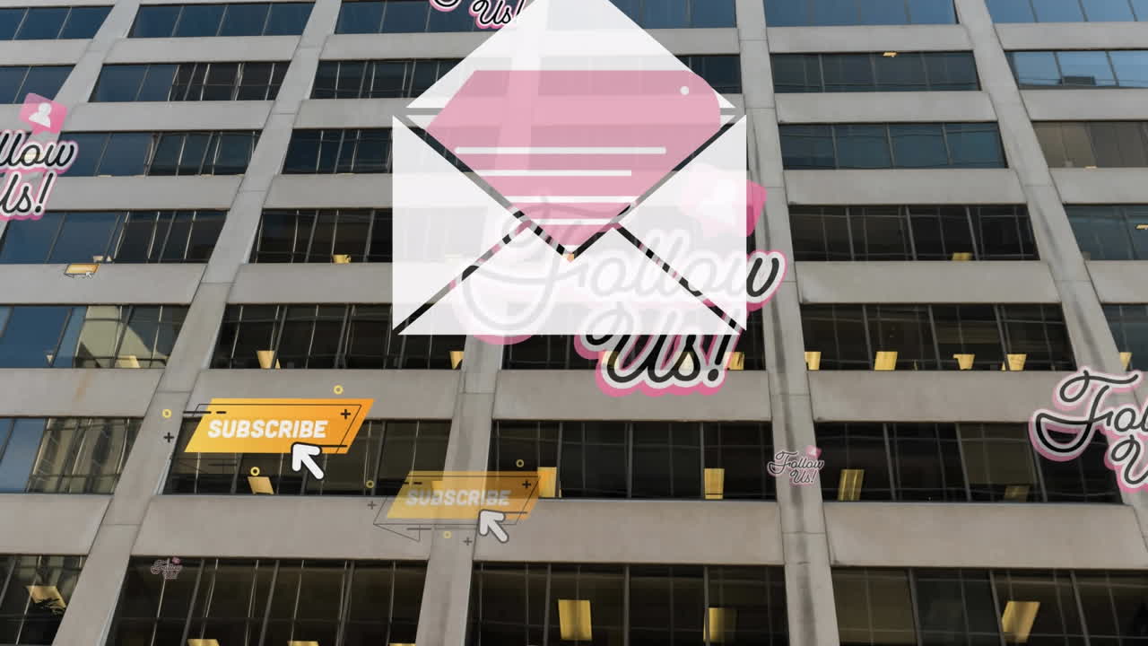 значок сообщения и несколько значков социальных сетей против высокого здания