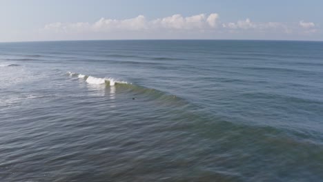 Antenne:-Surfer-Paddeln-Und-Große-Wellen-Im-Meer-Fangen,-Hohe-Sicht