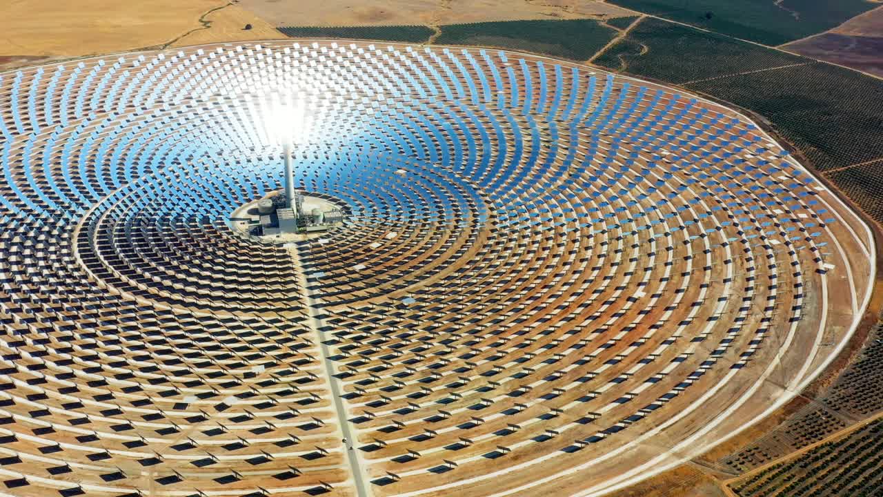 солнечные панели круговые электростанции с отражением солнечного света в панелях для производства возобновляемой и не загрязняющей энергии - воздушный вид с дроном - экологическая концепция