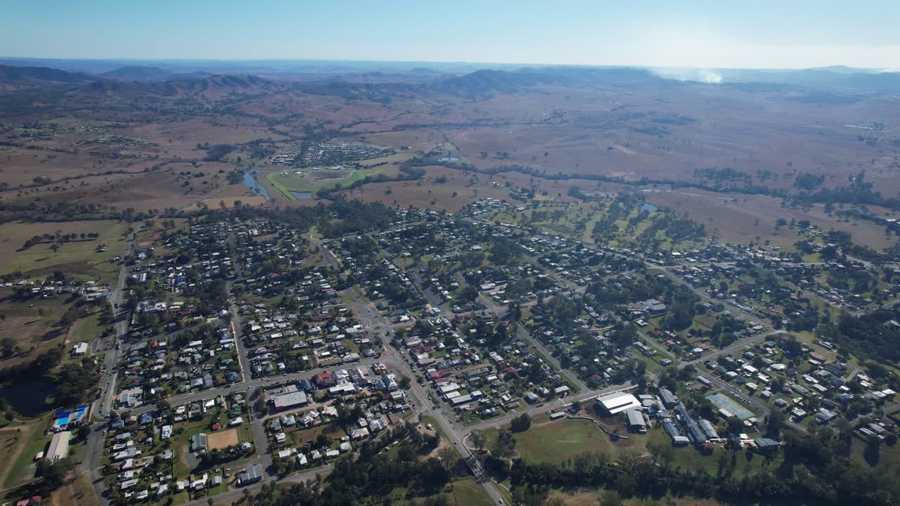 vista panorámica de casas y estructuras en la ciudad de kilcoy, región de somerset, queensland, australia - toma de avión no tripulado