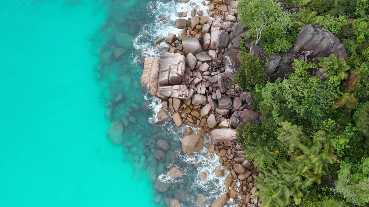 Pemandangan udara pantai-pantai terindah dan perairan pirus di Seychelles.