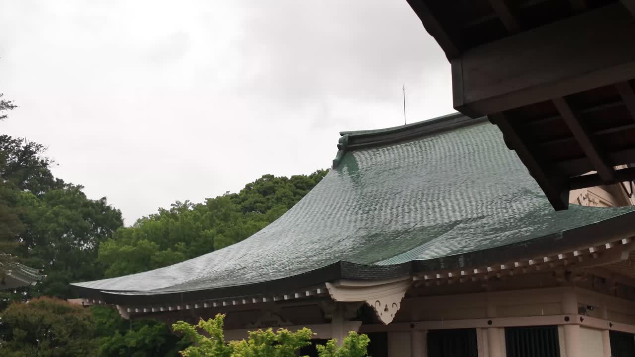 Pagoda roof Daikeizan Gotokuji temple rain Tokyo Japan maneki-neko birthplace