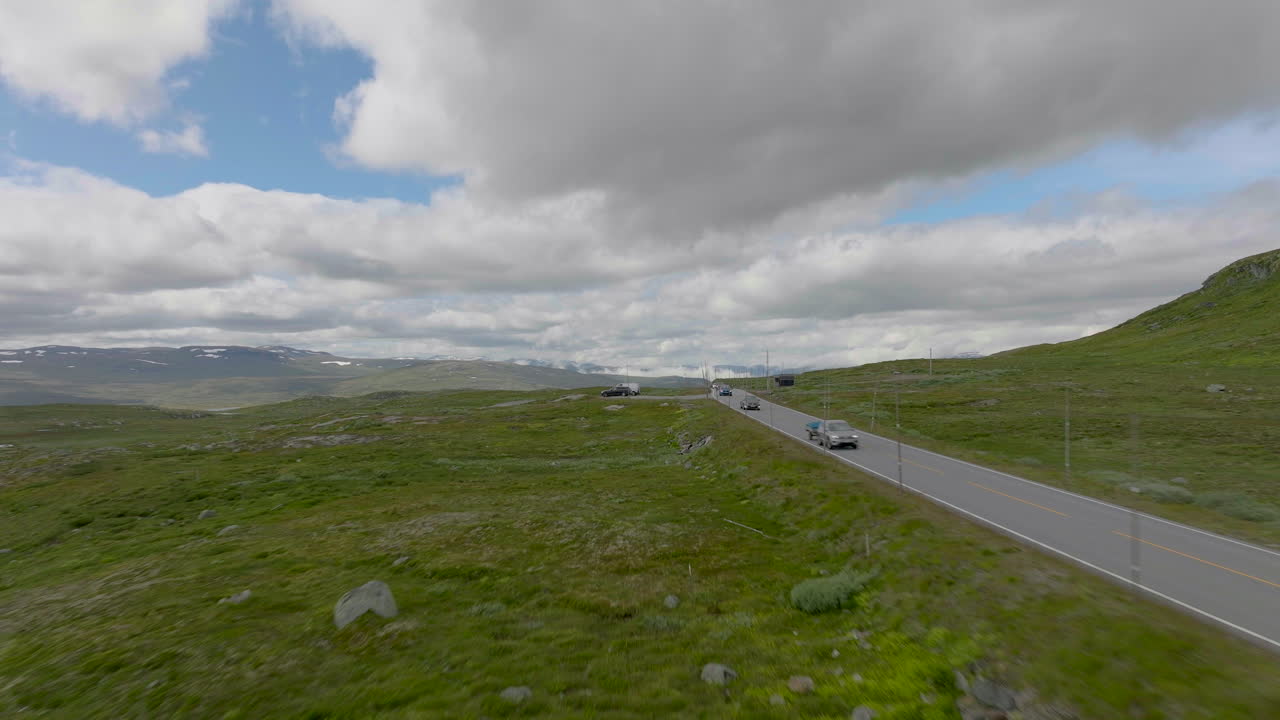 노르웨이의 시골 자연에서 도로 위를 낮고 빠르게 날아가는 드론 샷