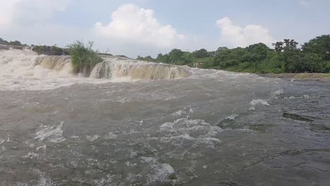 Agua-Que-Fluye-De-La-Caída-De-Agua-En-Bhatinda-Water-Falls-En-Dhanbbad,-Jharkhand-En-India