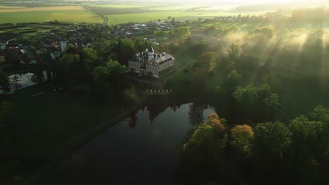 Ein-Märchenschloss-Am-See-Im-Schein-Der-Aufgehenden-Sonne