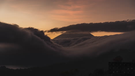 Zeitraffer-Bewölkter-Bergsonnenaufgang-Bali-Batur-Mount-Aus-Nächster-Nähe