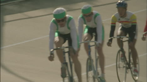 Cyclist-ride-in-line-around-a-track