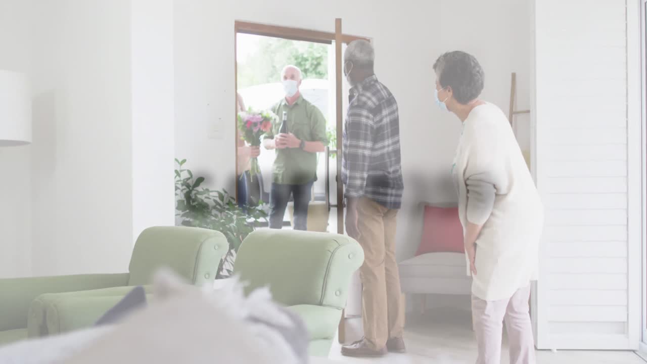 코로나바이러스 콘셉트 문자 아프리카계 미국인 커플이 집에서 백인 커플을 환영합니다.