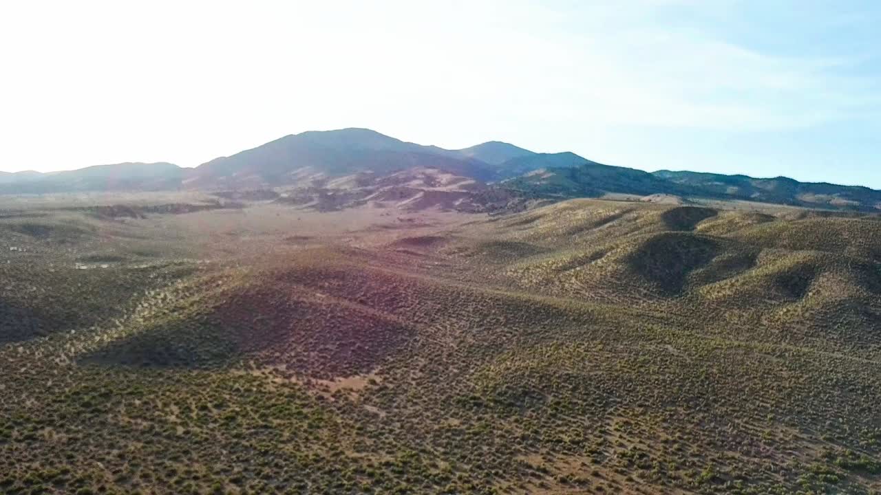 carretera del desierto al atardecer y al anochecer con un río serpiente y mesetas de un dron en 1080p verano de 2018