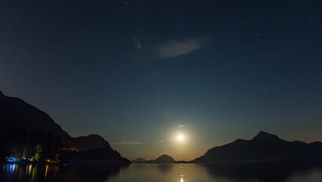 La-Luna-Poniéndose-En-El-Horizonte