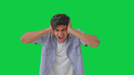 niño indio frustrado gritando y gritando pantalla verde