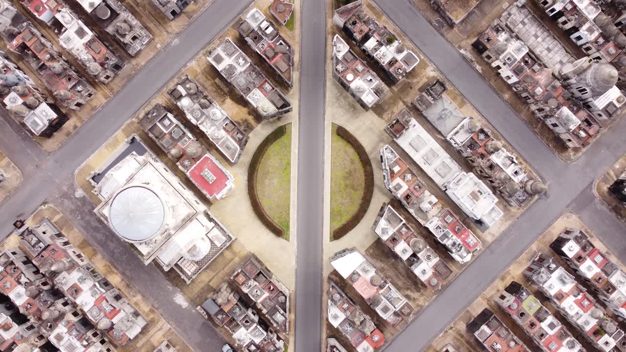 vista aérea de arriba hacia abajo sobre el cementerio nacional más grande de argentina