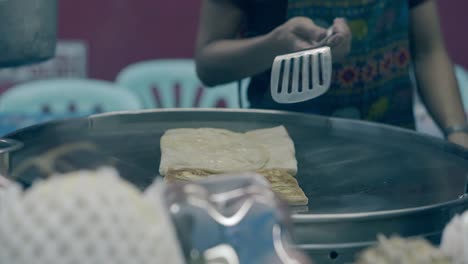 hombre en delantal cocina comida con corteza dorada en sartén