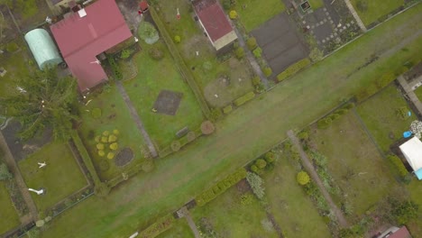 jardinería aérea de arriba hacia abajo de la asignación en el área residencial de la ciudad ciudad