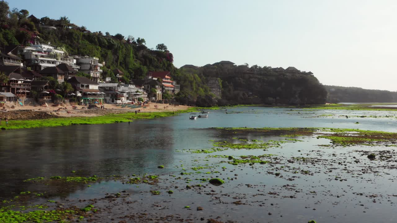 la ciudad de bingin en los acantilados de uluwatu durante la marea baja