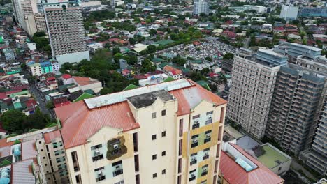 Vista-Aérea-Aérea-De-Edificios-De-Condominios-Y-Comunidades-Urbanas-En-West-Crame,-Ciudad-De-San-Juan,-Filipinas