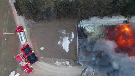 incendio en un edificio agrícola con bomberos respondiendo