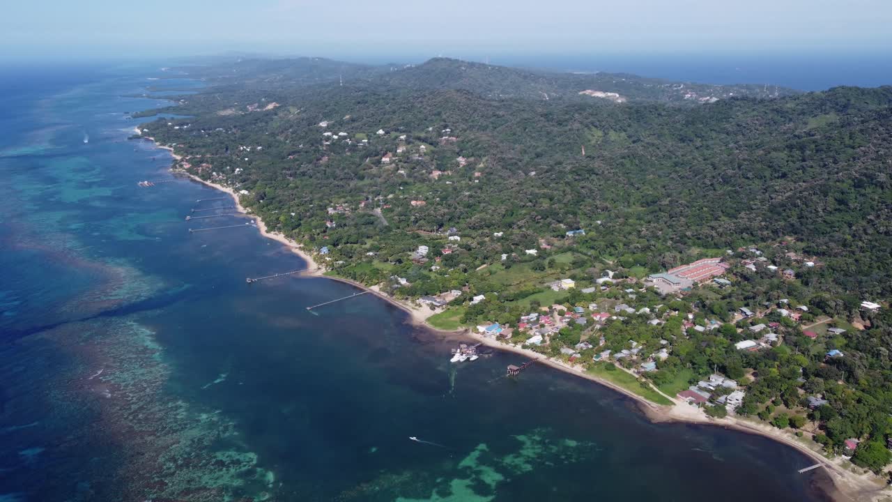 Vista aerea elevata della costa settentrionale tropicale di Punta Gorda, Roatan, Honduras.