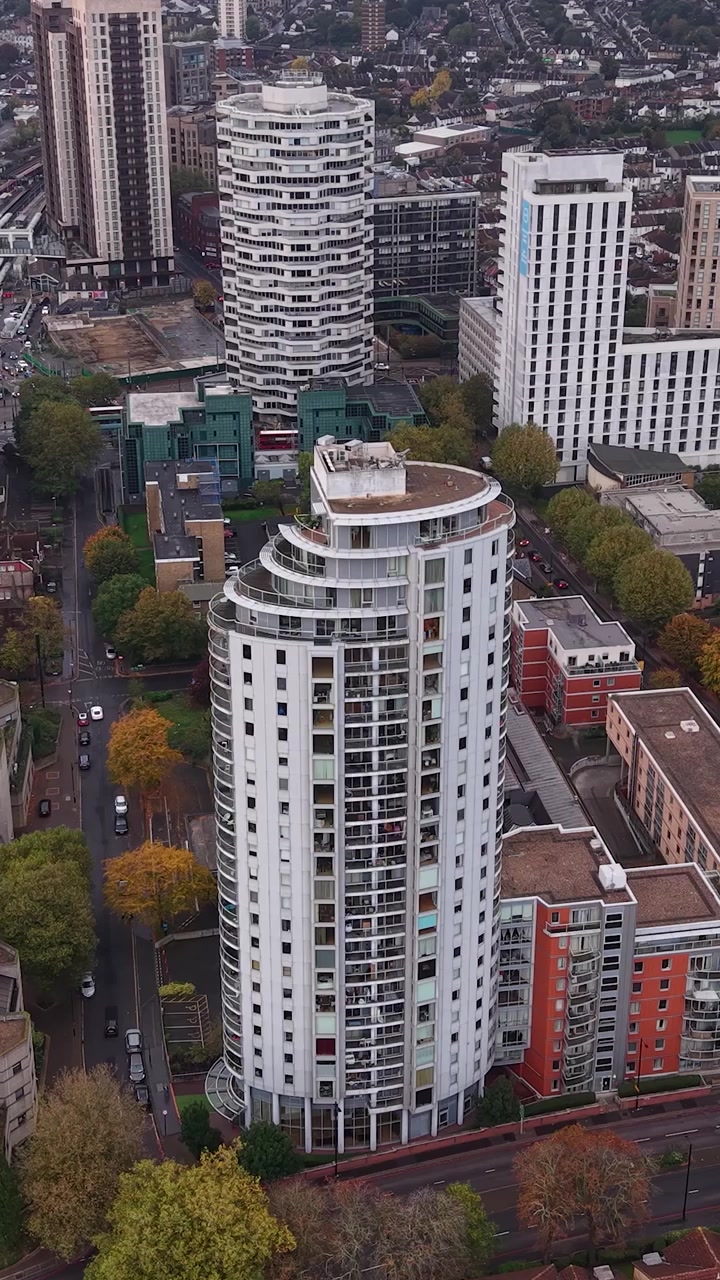 VERTICAL Vista aérea de las calles del centro de Croydon y los tejados de los rascacielos de apartamentos