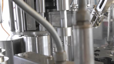 componentes de máquinas móviles de embotellado y etiquetado de vino que se prueban sin botellas