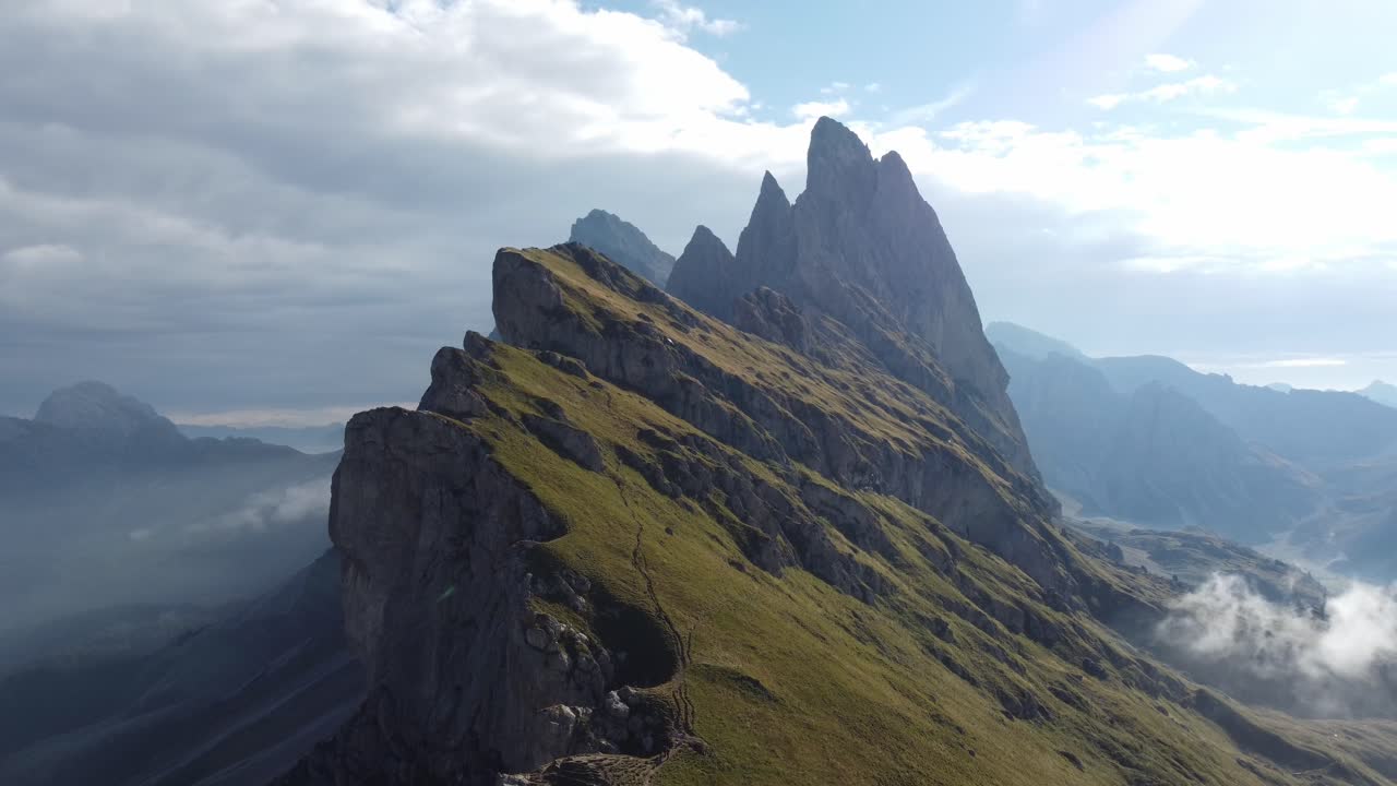 vista aérea cercana de una mañana en las montañas de los dolomitas, italia