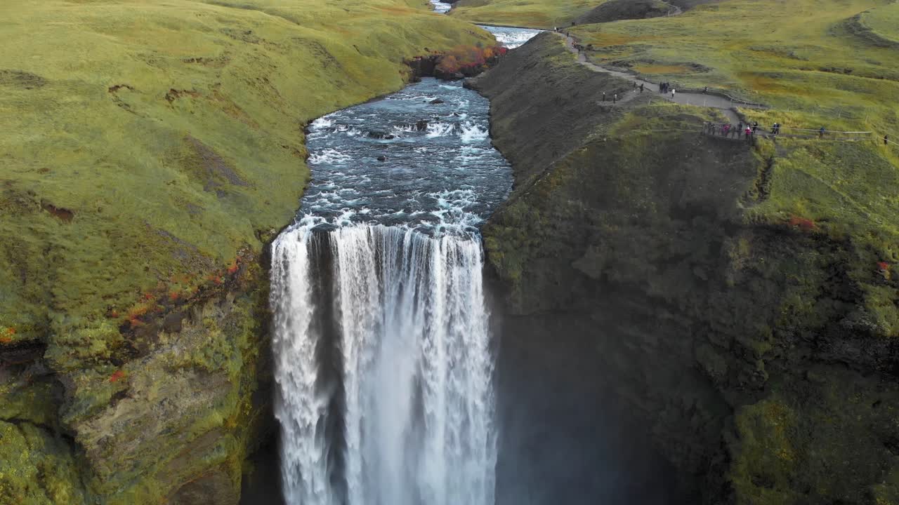 la rugiente cascada de skogafoss que cae por un acantilado en las tierras altas de islandia