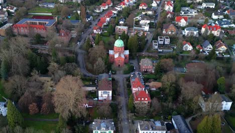 Zoom-En-Toma-Aérea-De-Christuskirche-En-La-Pequeña-Ciudad-Alemana-De-Lahr-En-Schwarzwald