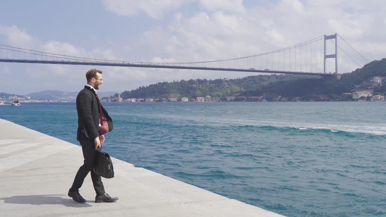 un hombre de negocios que perdió el ferry.