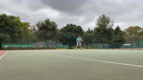 Hombre-Deportivo-Jugando-Tenis-Profesional-En-La-Cancha-De-Tenis,-Día-Soleado