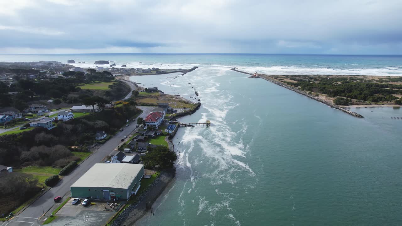 hermosa toma aérea de drones de 4k con vista a bandon en el sur de oregon