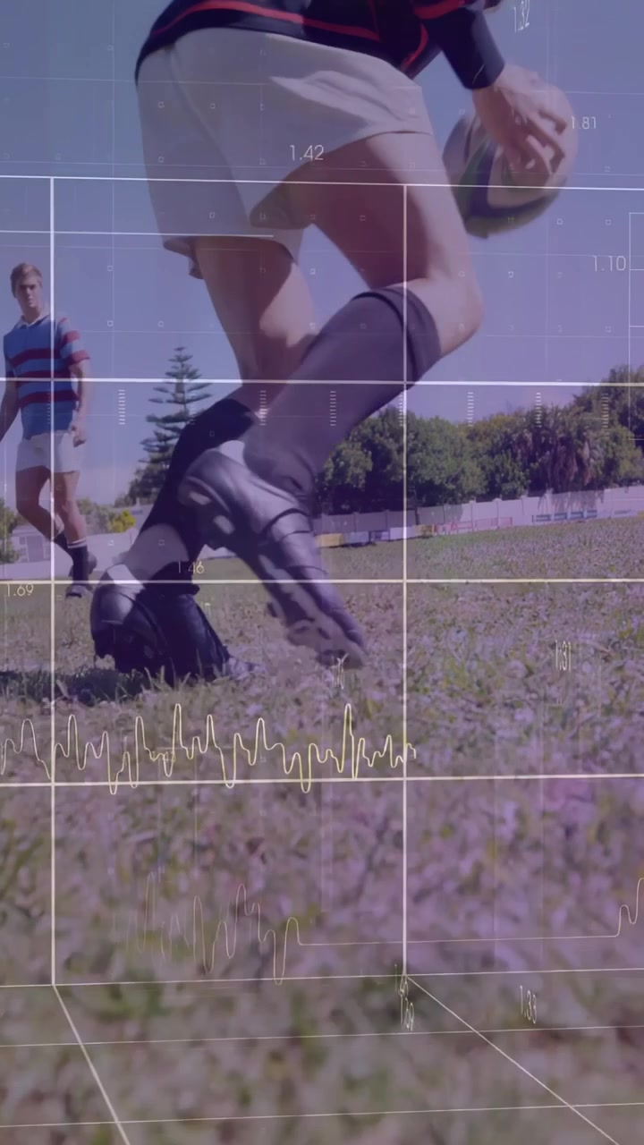 Vertikal video: Rugbyspiller plukker opp ballen, løper, gnistrende streker, sporer innsats, et par holder.