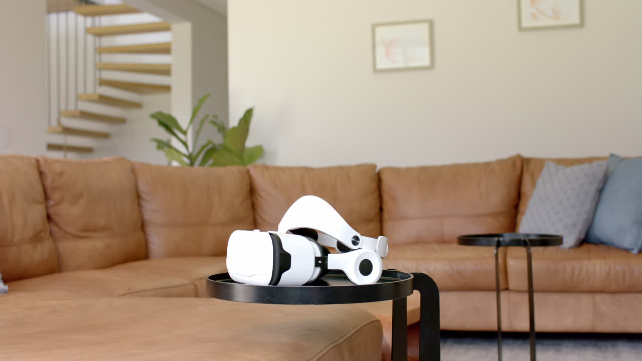 un auricular vr descansando en la mesa de café en una sala de estar