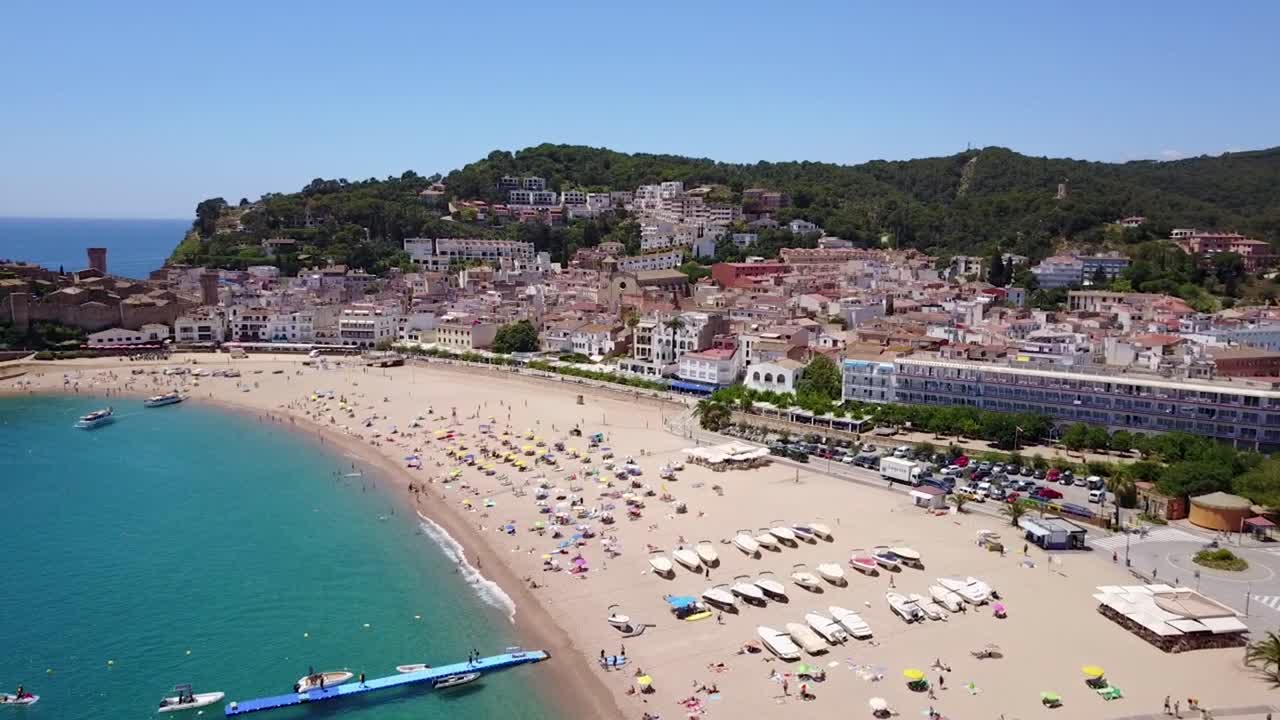 Volando sopra una spiaggia nel Mar Mediterraneo