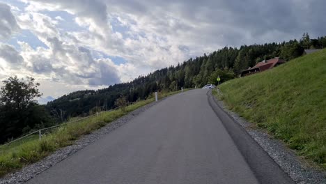 Con-El-Coche-En-Una-Carretera-Entre-Montañas