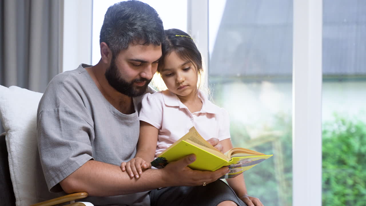 padre e hija en la sala de estar.