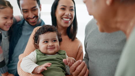 Glückliche,-Liebe-Und-Große-Familie,-Die-Mit-Einem-Kleinkind-Spielt