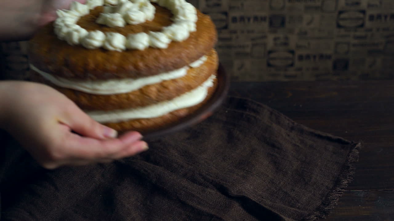 Chef porta via la torta decorata. Torta pronta sul tavolo. Torta di carote