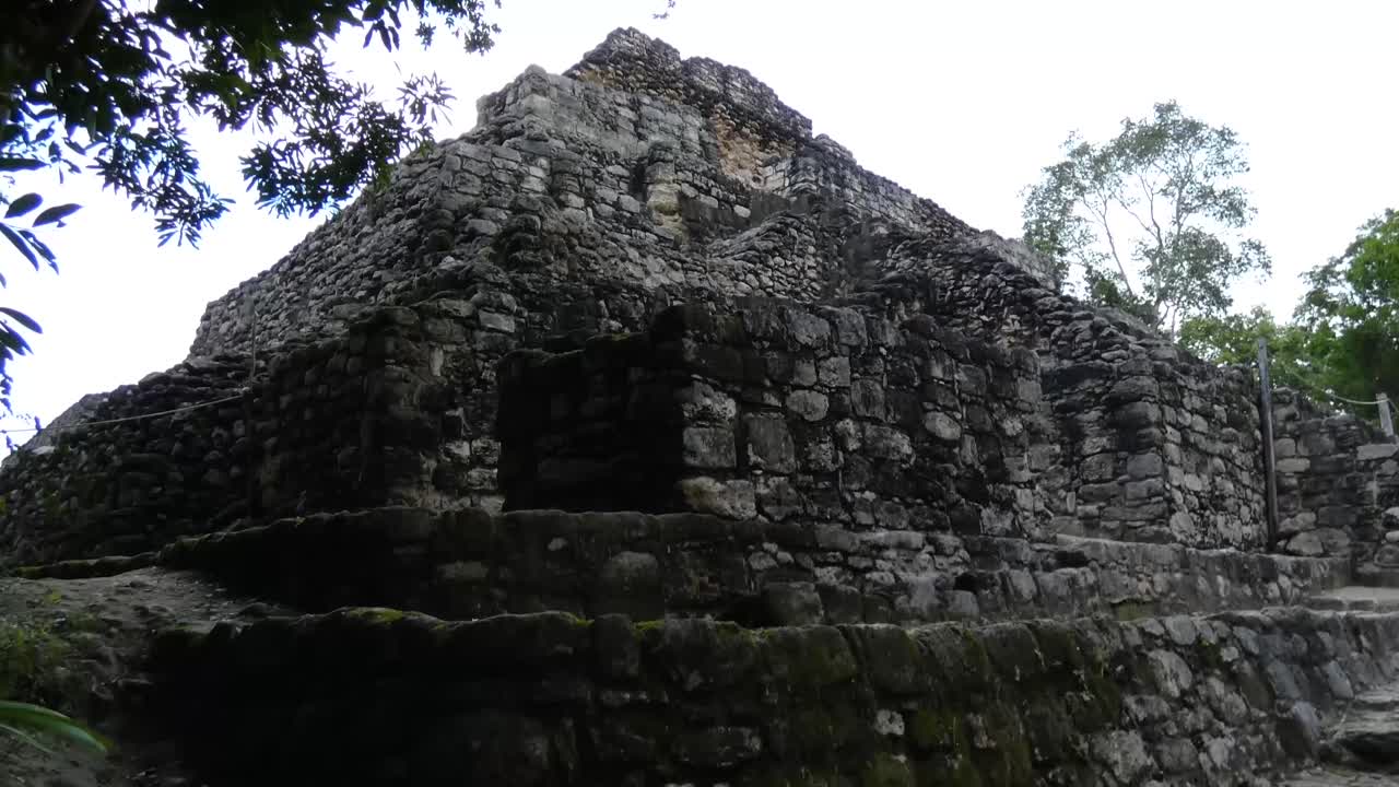 detalle del templo 24 en chacchoben, sitio arqueológico maya, quintana roo, méxico