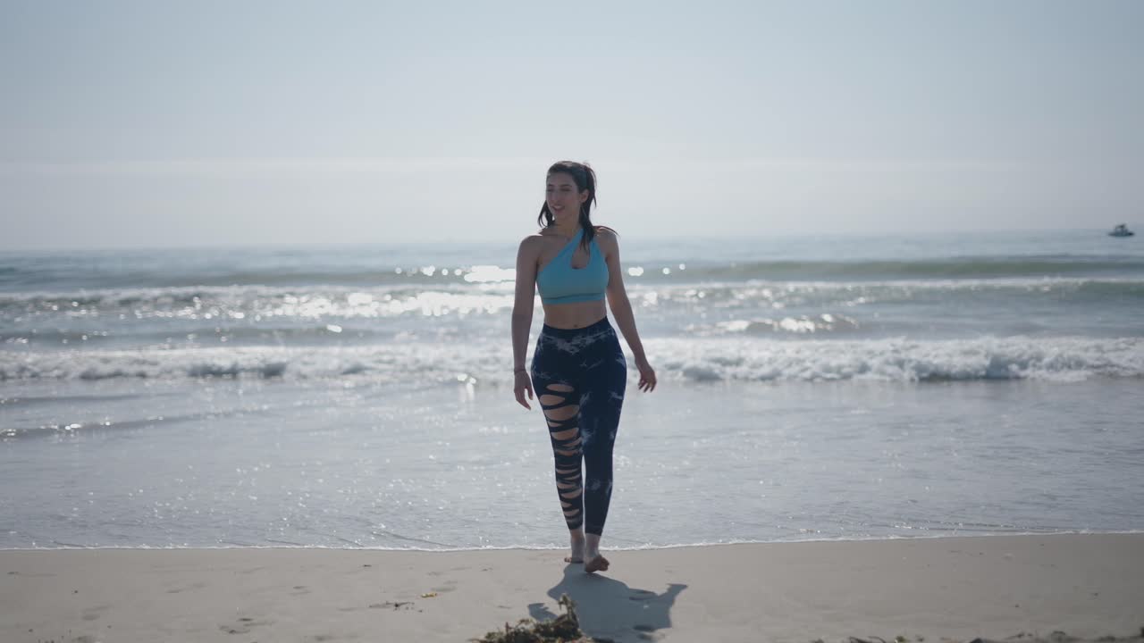 해변 에서 운동 하는 여자