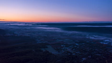 hiperlapso sobre un valle durante el amanecer con nubes departamento de gard francia