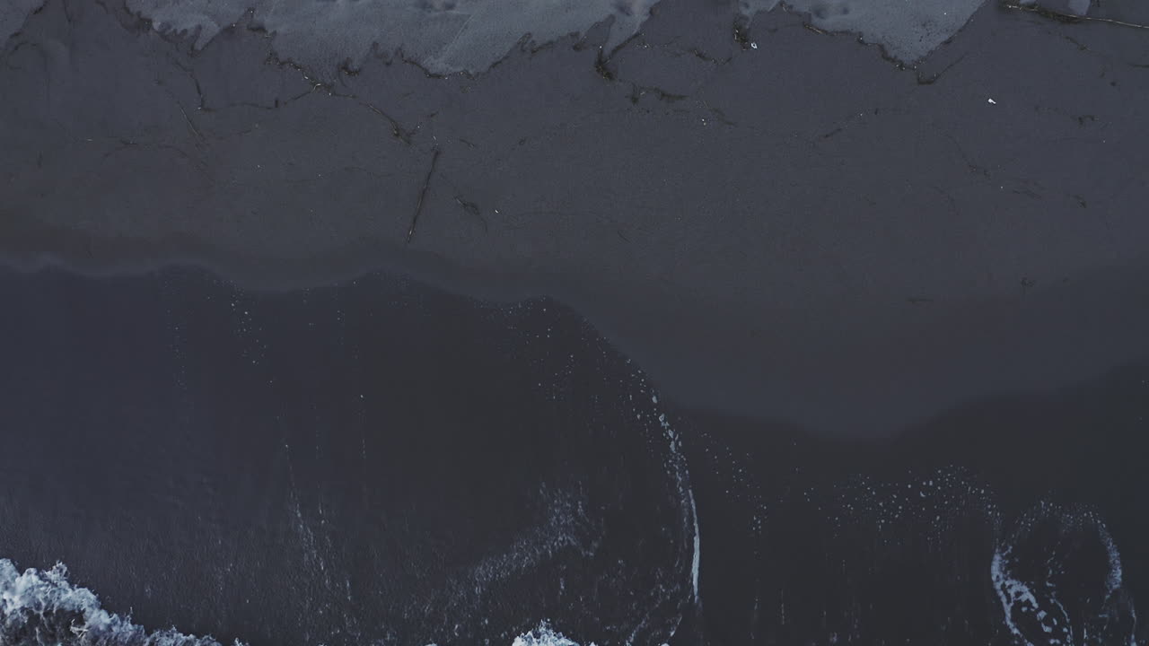 темный пляж с воздуха