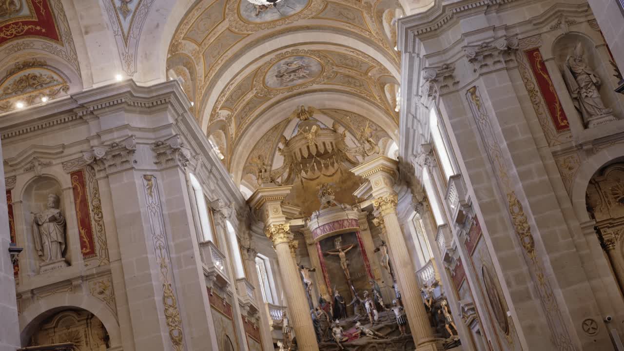 샹들리에 조각상과 금박 장식이 있는 포르투갈 바로크 양식의 교회 천장