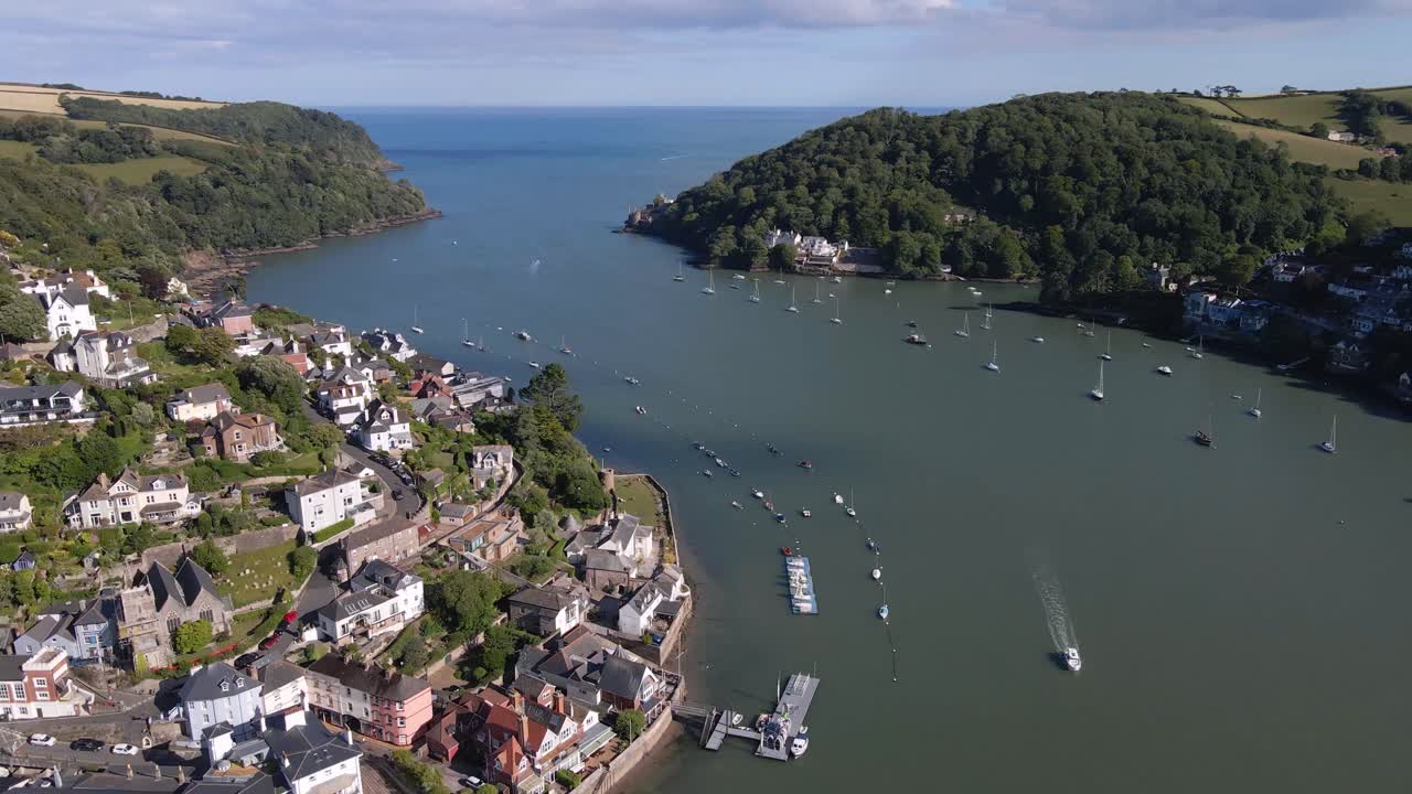 kingswear, devon w uk, 왼쪽 해안에 있는 많은 범선 및 역사적인 건물의 다트 강에 대한 공중 영화 전망