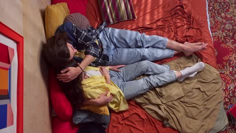 pareja relajándose en la cama