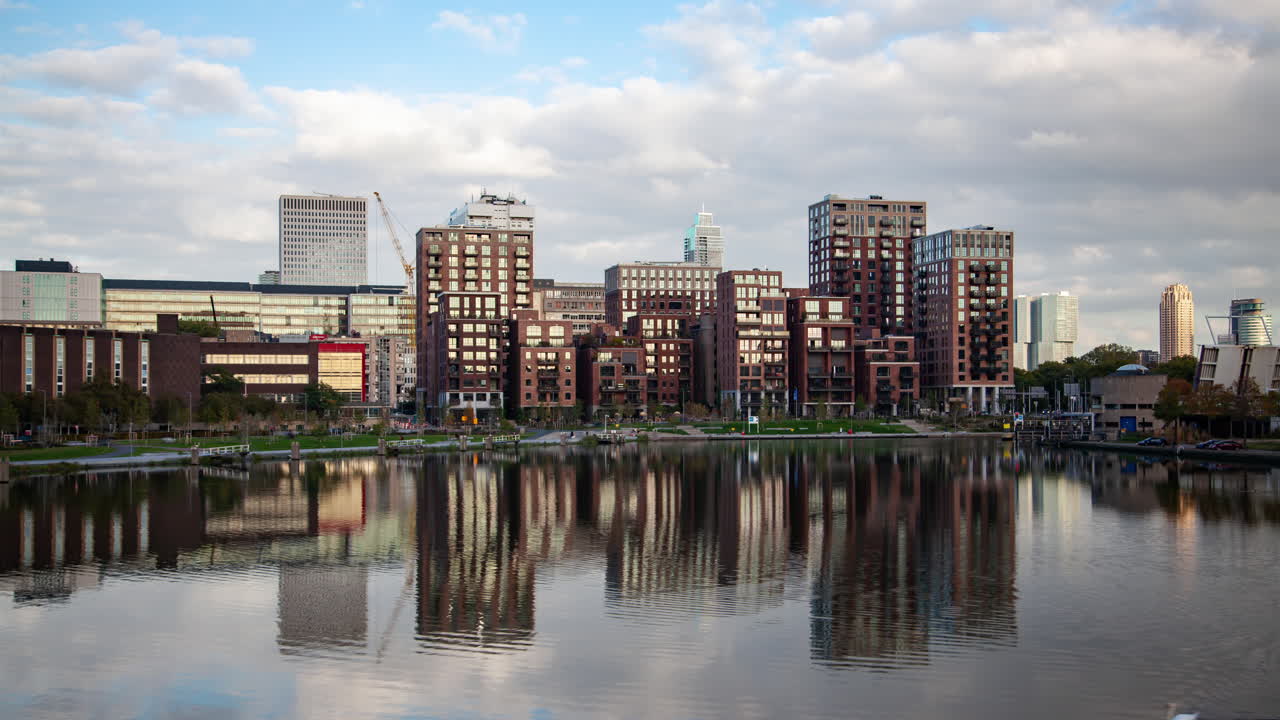로테르담 해변 구름이 많은 가을 날