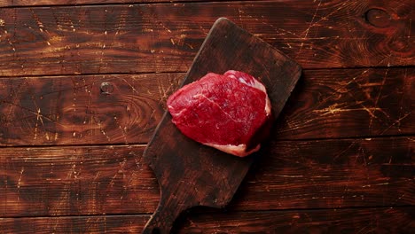 carne cruda en una tabla de cortar
